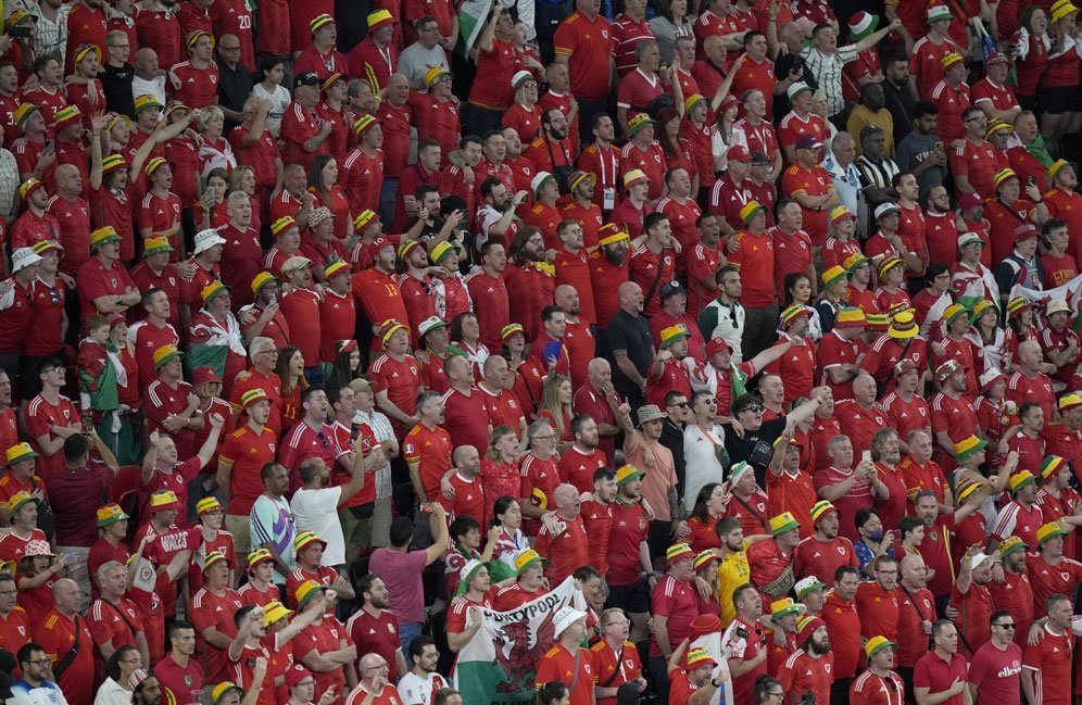 Suporter Wales dalam laga kontra Inggris di Grup B Piala Dunia 2022 Qatar pada Rabu (30/11/2022) dini hari WIB. (c) AP Photo/Alessandra Tarantino