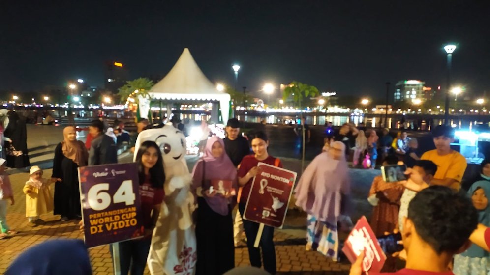 Meski sudah malam, tapi pengunjung taman Lego-Lego masih ramai ingin berfoto dengan Laeeb (c) SCM