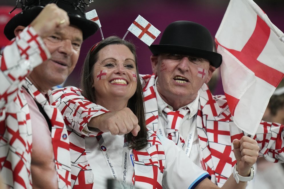 Suporter Inggris dalam laga kontra Wales di Grup B Piala Dunia 2022 Qatar pada Rabu (30/11/2022) dini hari WIB. (c) AP Photo/Pavel Golovkin