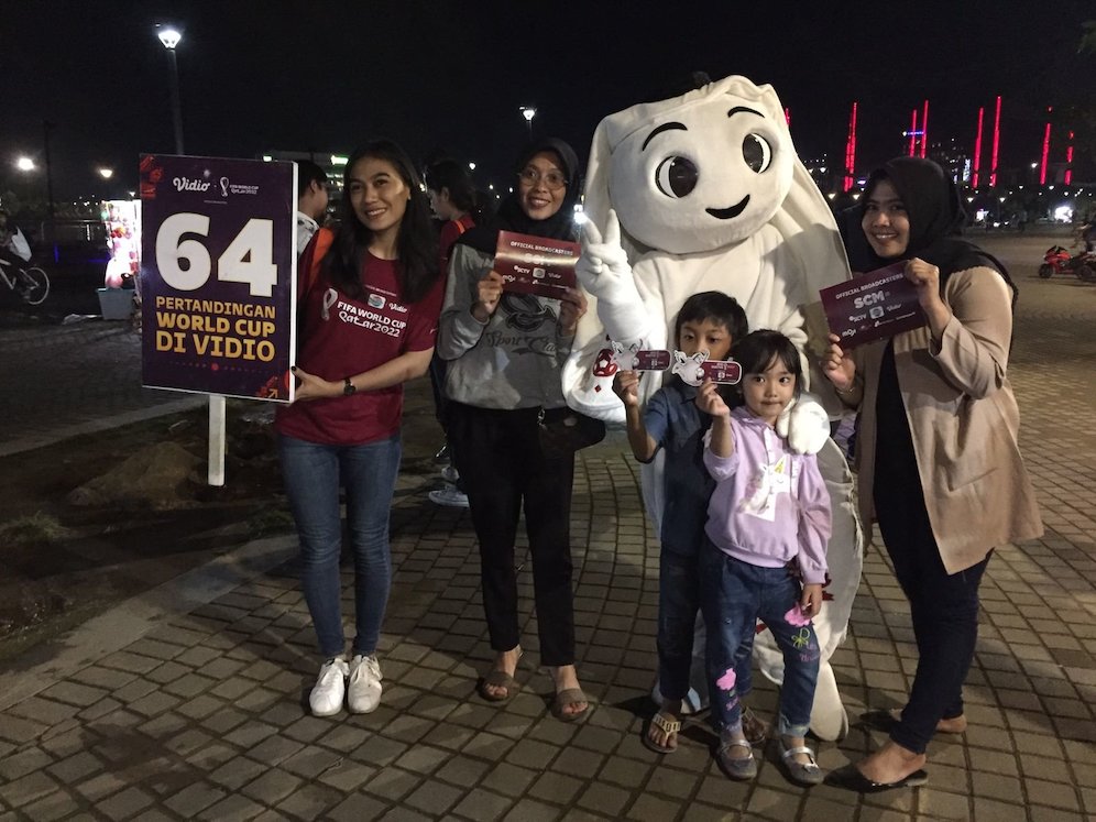 Tidak hanya orang tua, anak-anak juga super hepi bisa bertemu dengan si maskot Piala Dunia 2022 itu (c) SCM