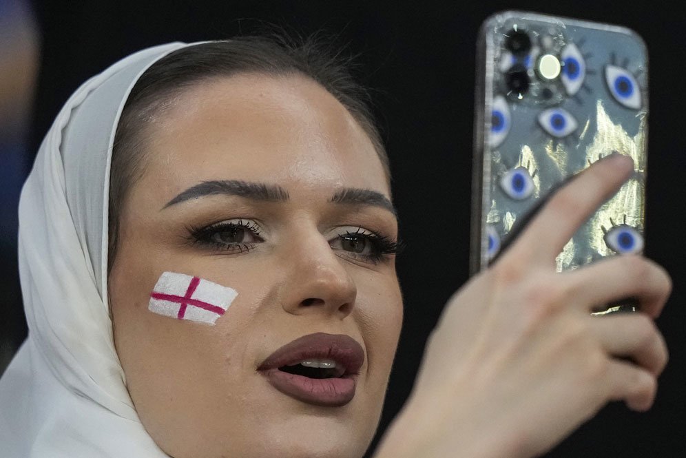 Suporter Inggris dalam laga kontra Wales di Grup B Piala Dunia 2022 Qatar pada Rabu (30/11/2022) dini hari WIB. (c) AP Photo/Frank Augstein
