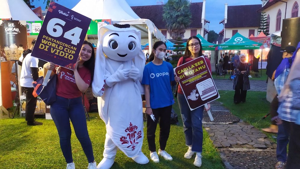 Para staff juga tidak ketinggalan untuk mengabadikan momen bersama Laeeb (c) SCM