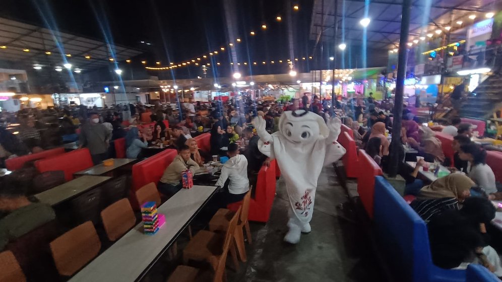 Setelah dari Makassar Culinary Night, Laeeb melanjutkan malam mingguannya di Hanggar TalaSalapang Makassar (c) SCM