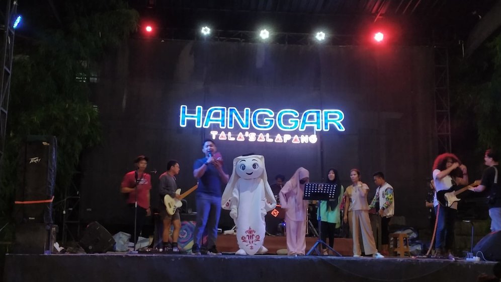 Di Hanggar TalaSalapang, Laeeb disambut meriah di atas panggung (c) SCM