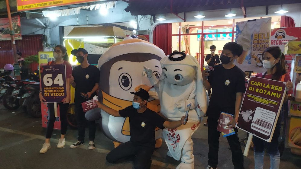 Laeeb si Maskot Piala Dunia 2022 saat mengunjungi kawasan Kuliner Pasar Lama Tangerang, Jumat (18/11/2022) malam WIB. (c) SCM