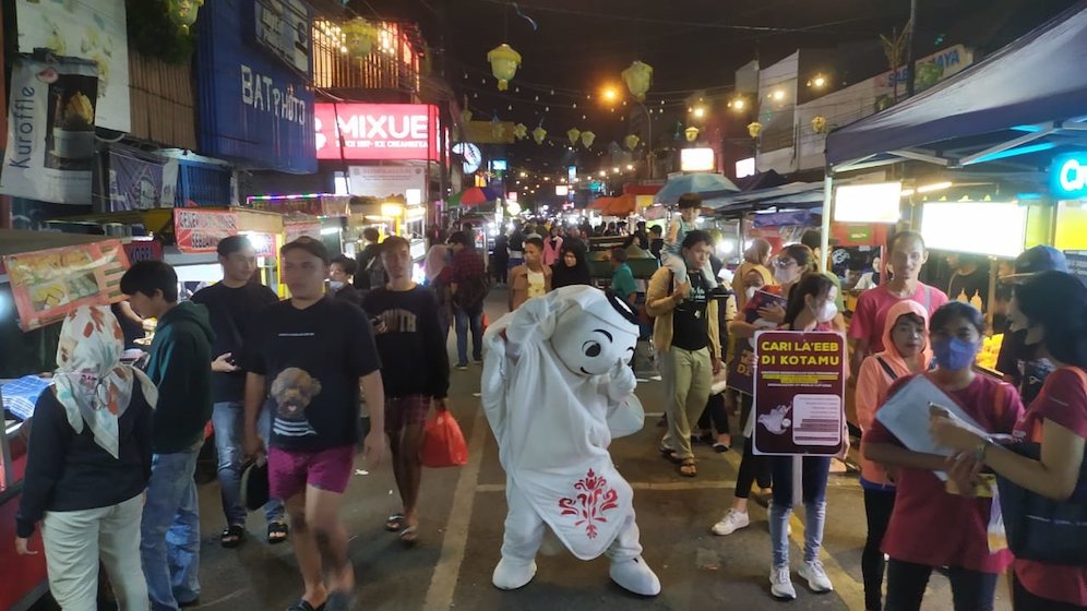 Aksi Laeeb, si Maskot Piala Dunia 2022, saat menyapa netizen di kawasan Kuliner Pasar Lama Tangerang, Jumat (18/11/2022) malam WIB. (c) SCM