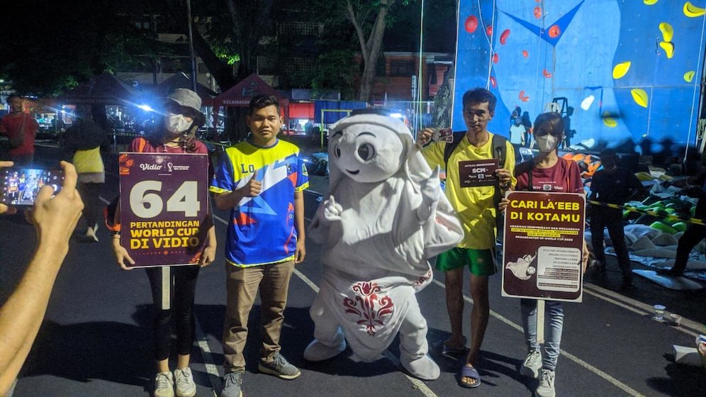 Laeeb si Maskot Piala Dunia 2022 saat berpose bersama pengunjung Alun-alun Tangerang, Jumat (18/11/2022) malam WIB. (c) SCM