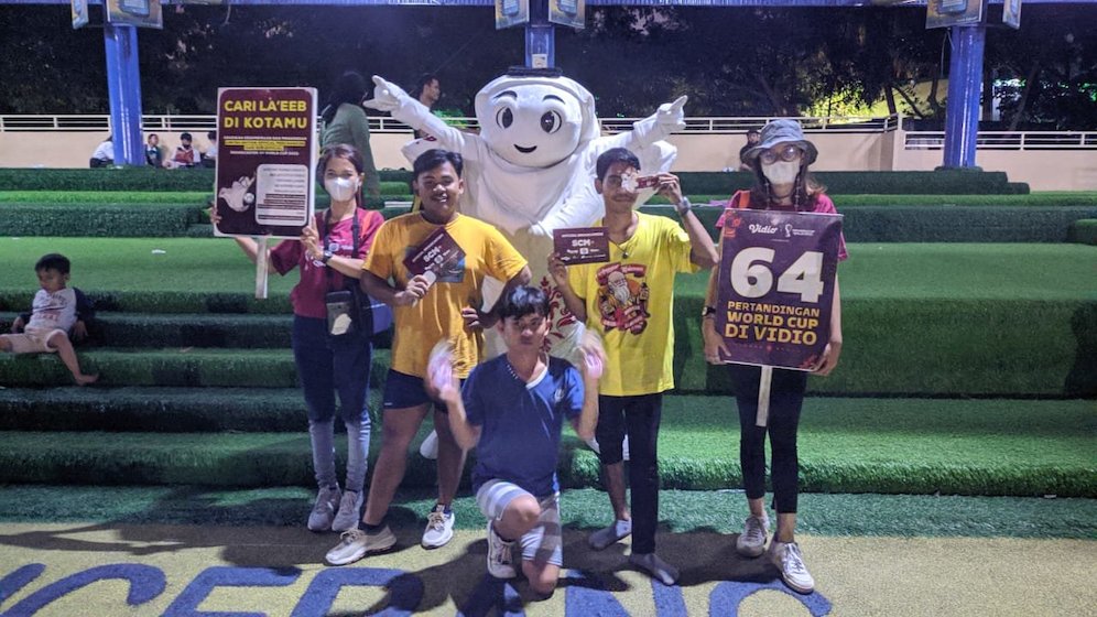 Laeeb si Maskot Piala Dunia 2022 saat mengunjungi Alun-alun Tangerang, Jumat (18/11/2022) malam WIB. (c) SCM