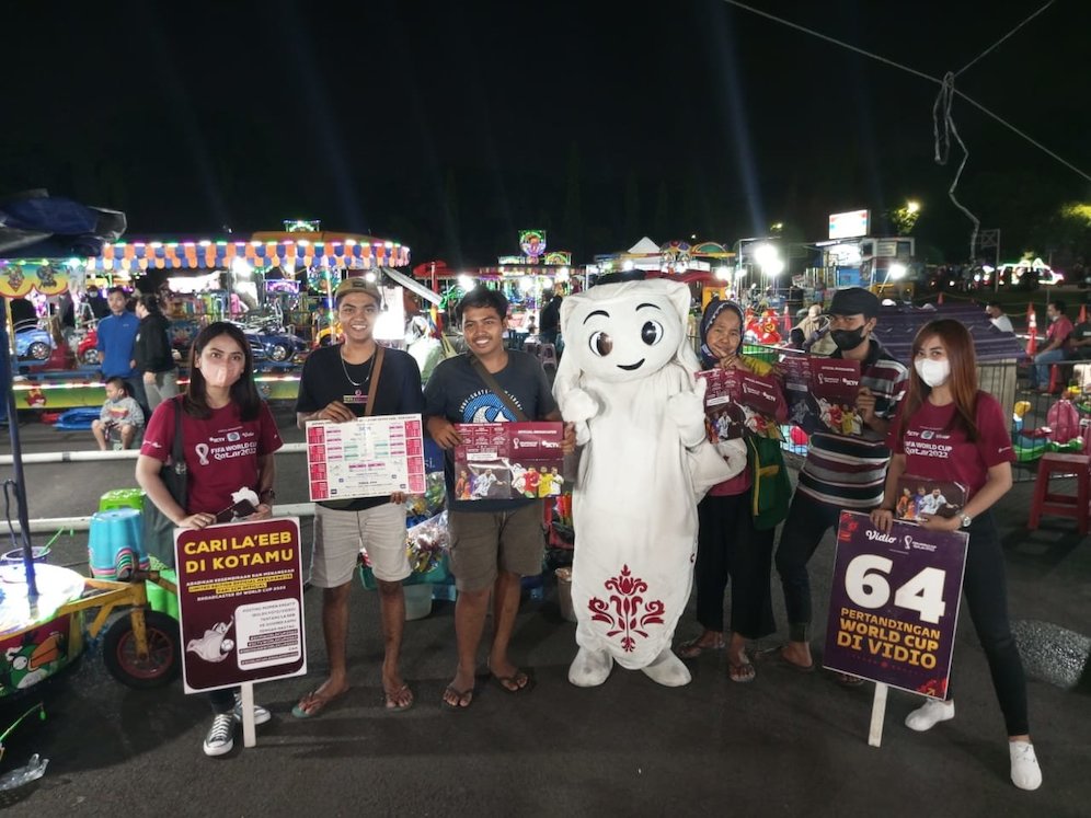 Beberapa pengunjung di area Lapangan Makodam Brawijaya Surabaya, berfoto bersama Laeeb si maskor Piala Dunia 2022, Jumat (18/11/2022) malam WIB. (c) SCM