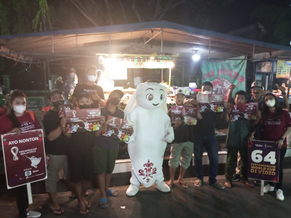 Laeeb, si Maskot Piala Dunia 2022, berpose dengan sejumlah pengunjung di area Lapangan Makodam Brawijaya Surabaya, Jumat (18/11/2022) malam WIB. (c) SCM