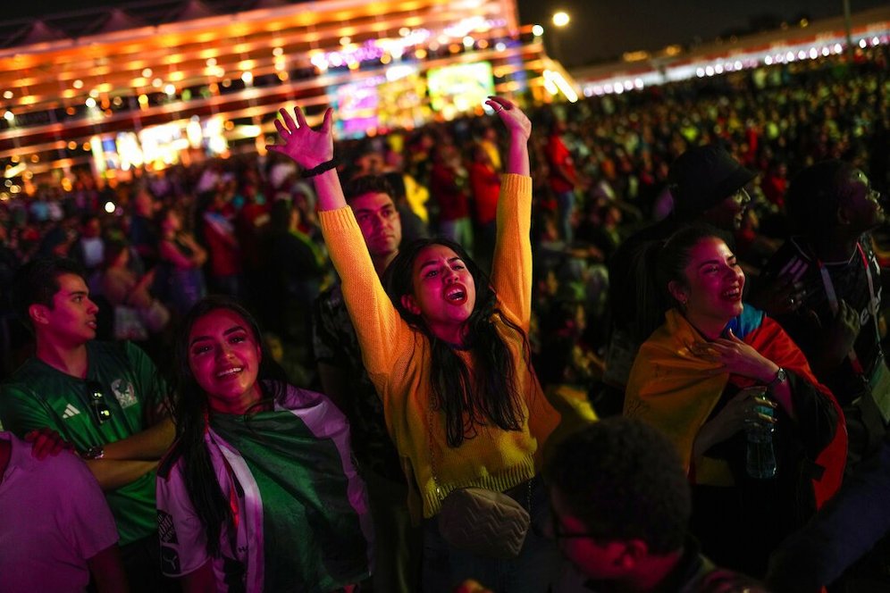 Suasana di fan zone saat laga pembuka Piala Dunia 2022 antara Qatar vs Ekuador (c) AP Photo/Francisco Seco