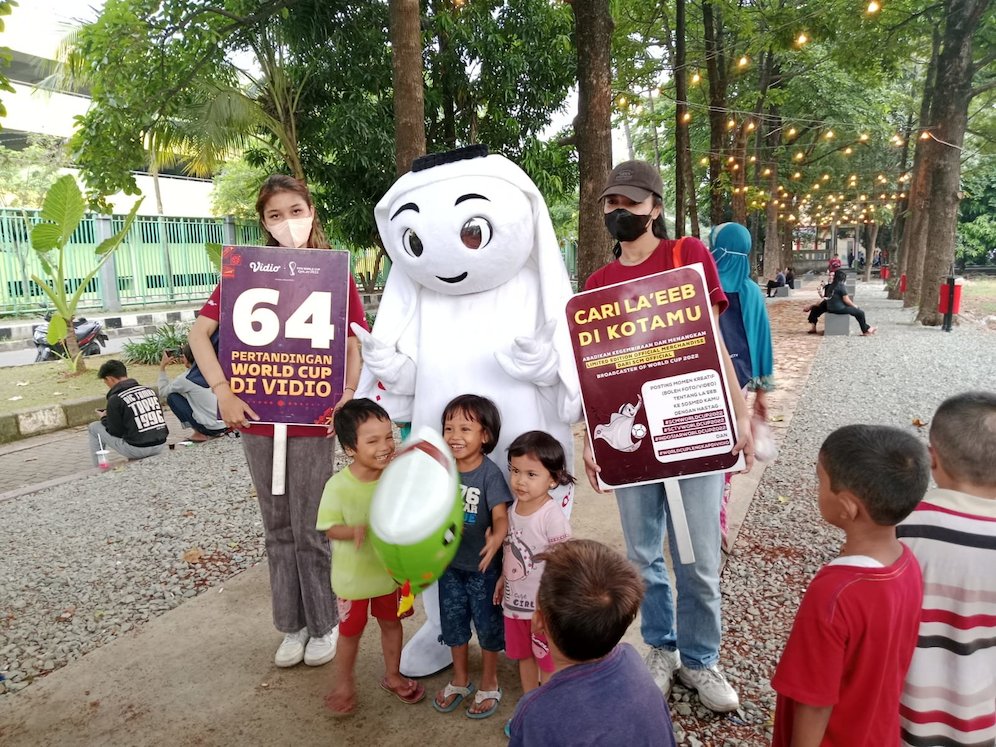 Anak-anak tidak mau ketinggalan untuk berfoto dengan Laeeb (c) SCM