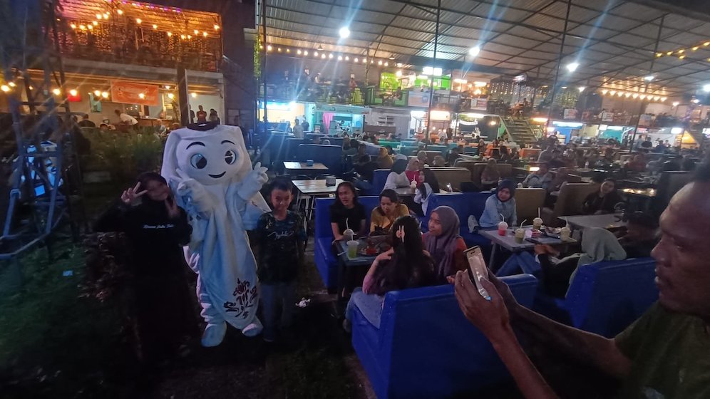 Pengunjung Hanggar TalaSalapang juga antusias untuk berfoto bersama Laeeb (c) SCM