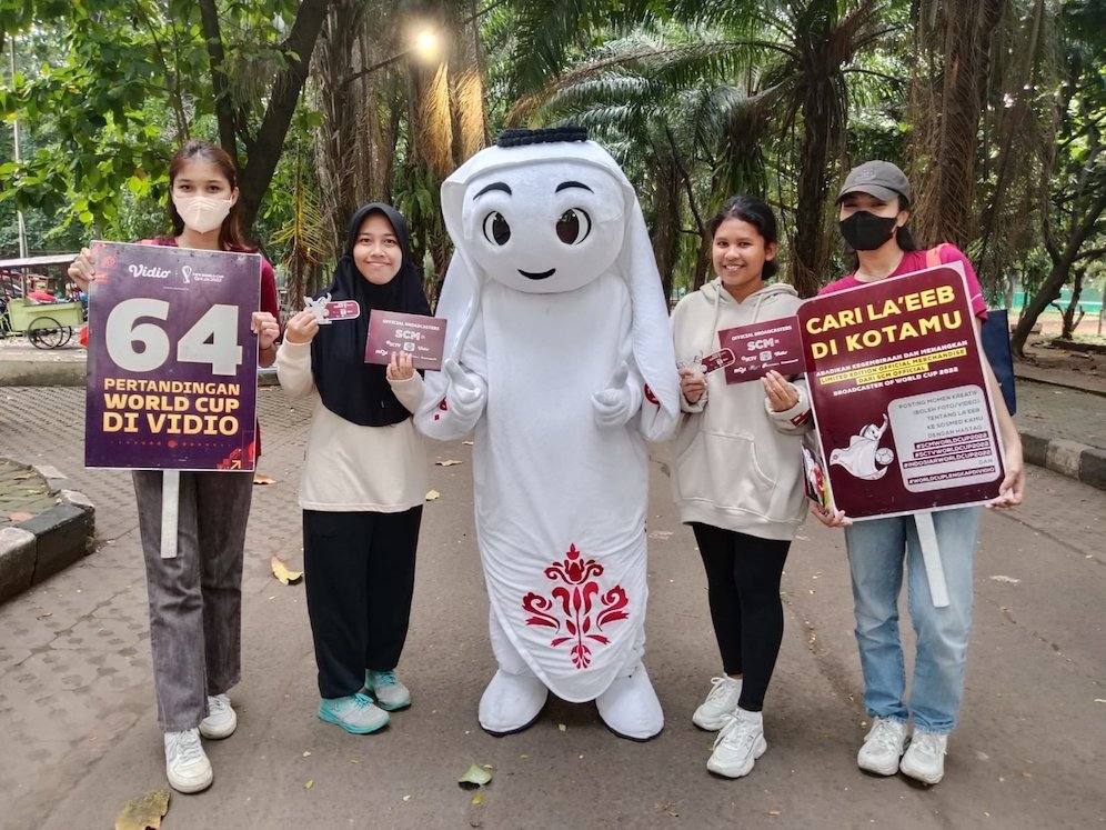Pengunjung hutan kota Patriot Bekasi berpose dengan Laeeb (c) SCM