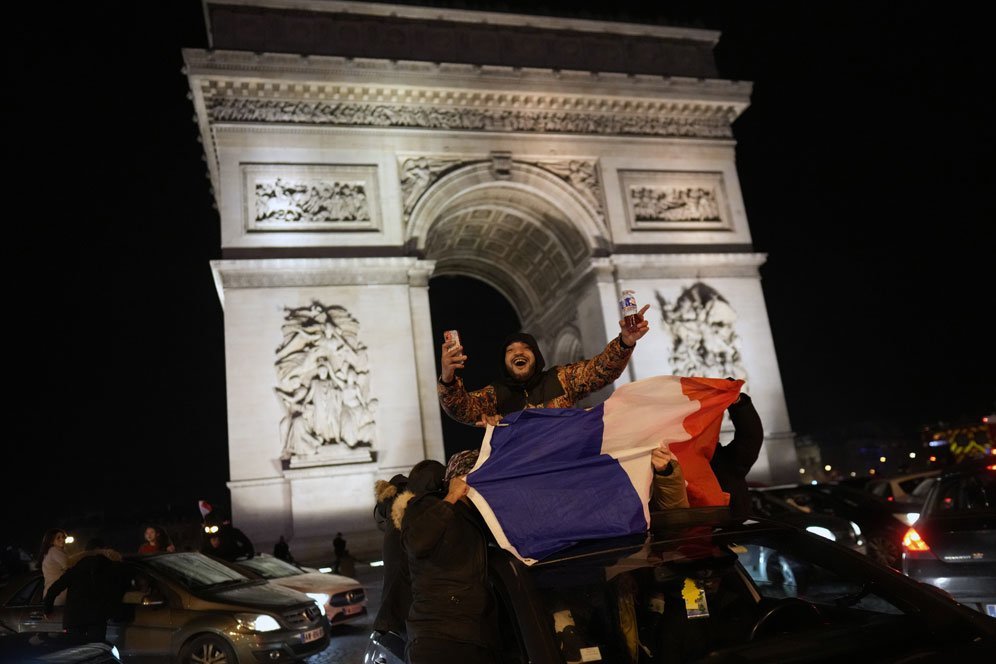 Suporter Prancis dalam laga kontra Maroko di semifinal Piala Dunia 2022 Qatar, Kamis (15/12/2022) dini hari WIB. (c) AP Photo/Thibault Camus
