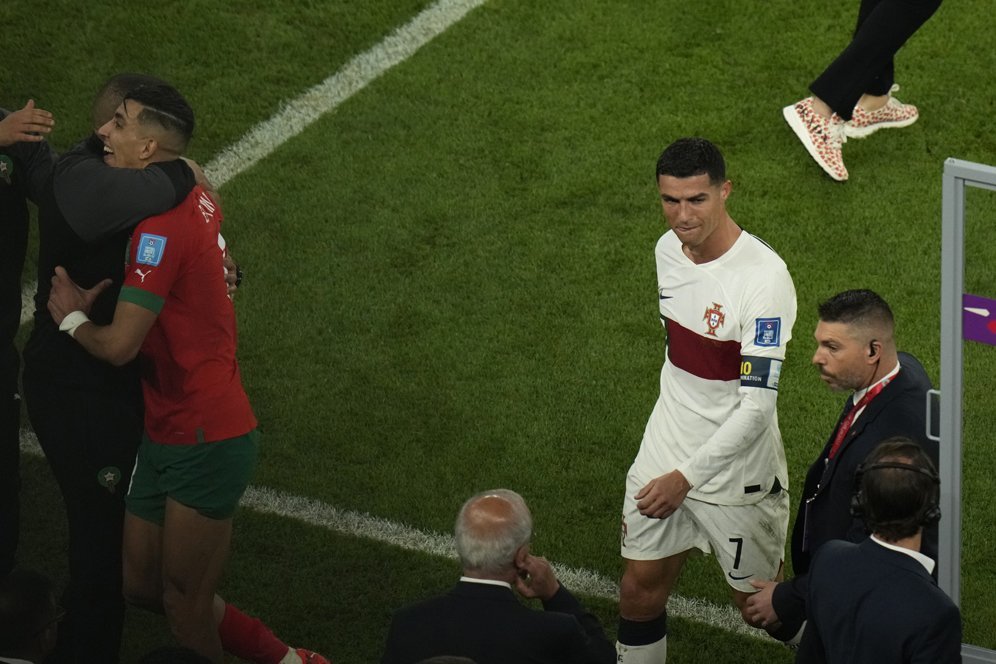 Cristiano Ronaldo menangis usai Timnas Portugal kalah dari Maroko pada babak 8 Besar Piala Dunia 2022 (c) AP Photo/Luca Bruno