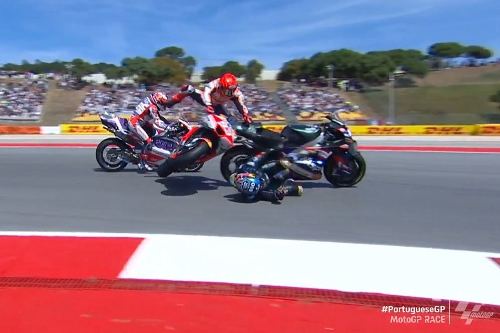 Tabrakan antara Marc Marquez, Jorge Martin, dan Miguel Oliveira di MotoGP Portugal 2023. (c) Dorna Sports/Twitter MotoGP
