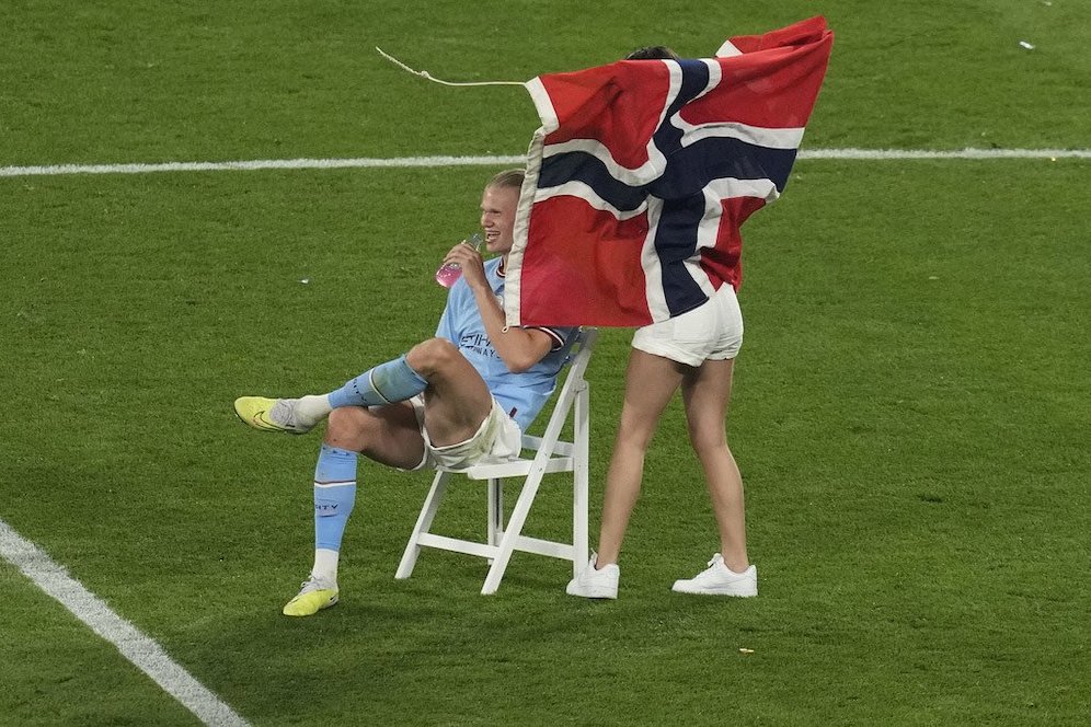 Erling Haaland dan Isabel Johansen (c) AP Photo/Thanassis Stavrakis