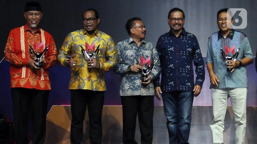 CEO Kapanlagi Youniverse (KLY) Steve Christian (kedua kanan) foto bersama peraih penghargaan Merdeka Award 2023 kategori Program Desa Wisata di SCTV Tower, Jakarta, Rabu (30/8/2023). (c) merdeka.com/Imam Buhori