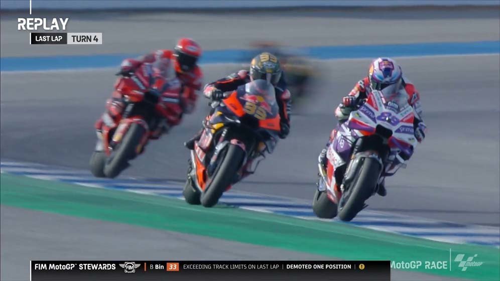 Brad Binder dihukum satu posisi usai melanggar batas trek Tikungan 4 Sirkuit Buriram dalam main race MotoGP Thailand 2023. (c) Dorna Sports, Twitter/MotoGP