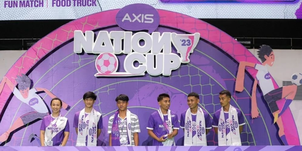 Head Youth Marketing Communication XI Axiata, Nahdiah Estu Prawesti (kiri) bersama para pemain penerima penghargaan setelah laga grand final Axis Nation Cup 2023 yang digelar di Istora Senayan, Jakarta, Minggu (15/10/2023) malam WIB. (c) Bola.com/Bagaskara Lazuardi