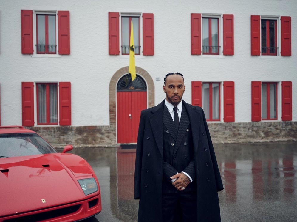 Lewis Hamilton saat mengunjungi markas Scuderia Ferrari di Maranello, Italia, Senin (20/1/2025). (c) Ferrari Media Centre