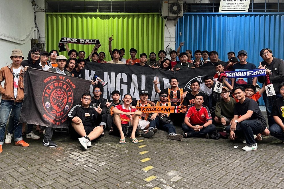 The Jakmania yang berada di Malang seringkali menonton laga BRI Liga 1 yang melibatkan Persija Jakarta di Kopi Ortu Malang. (c) Kopi Ortu untuk Nexify