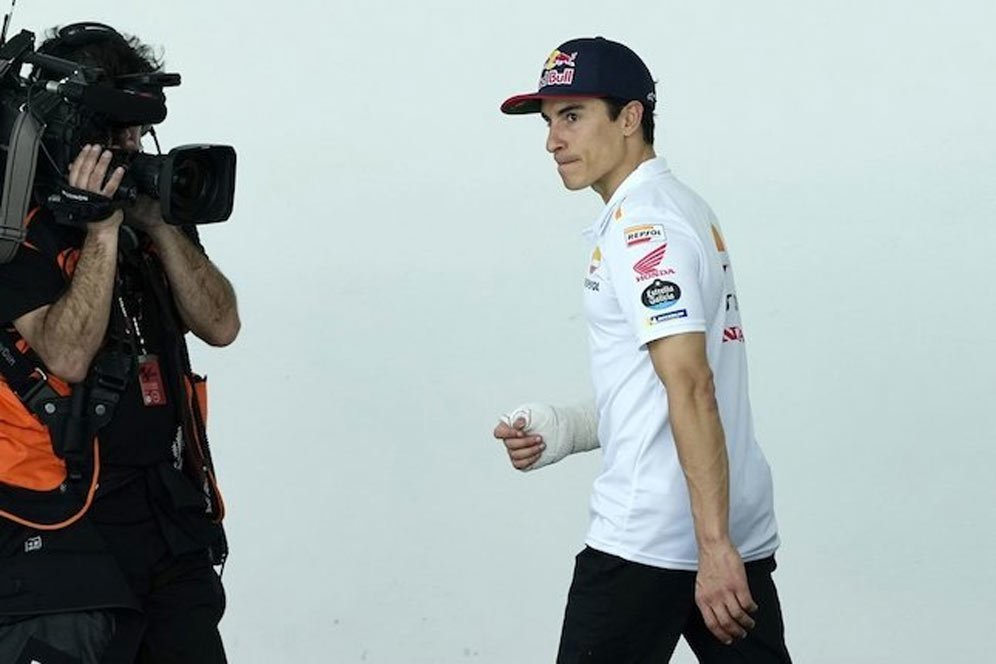 Marc Marquez mengalami cedera tangan kanan usai kecelakaan di MotoGP Portugal 2023. (c) AP Photo/Jose Breton
