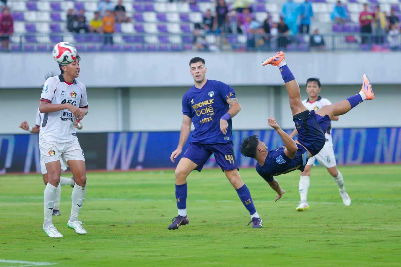 Aksi Hokky Caraka mencetak gol salto pada laga Persita Tangerang vs Persik Kediri pada pekan ke-15 BRI Super League 2025/2026 (c) Muhammad Iqbal Ichsan
