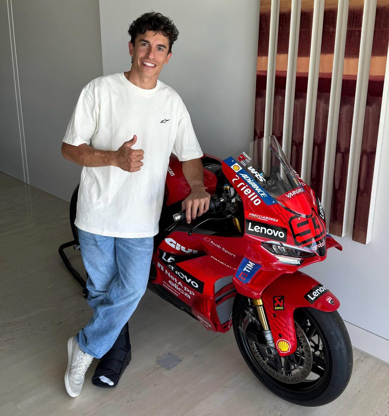 Marc Marquez akan menjalani cek medis di Sirkuit Mugello sebelum diizinkan turun di MotoGP Italia 2026. (c) X/DucatiCorse