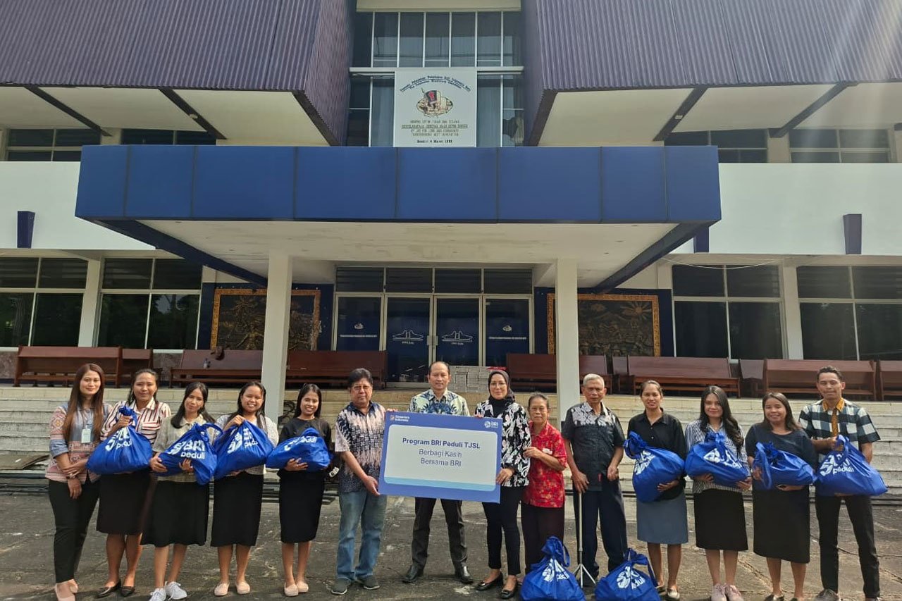 BRI Region 13 Malang menyalurkan bantuan paket sembako kepada Yayasan Pelayanan Pekabaran Injil Indonesia (YPPII) Batu (c) Dok. BRI