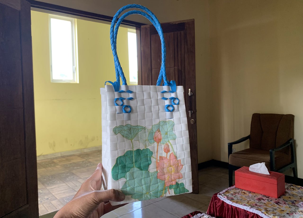 Produk Piacraft, tas anyaman dengan motif khusus dekupase (c) Asad Arifin