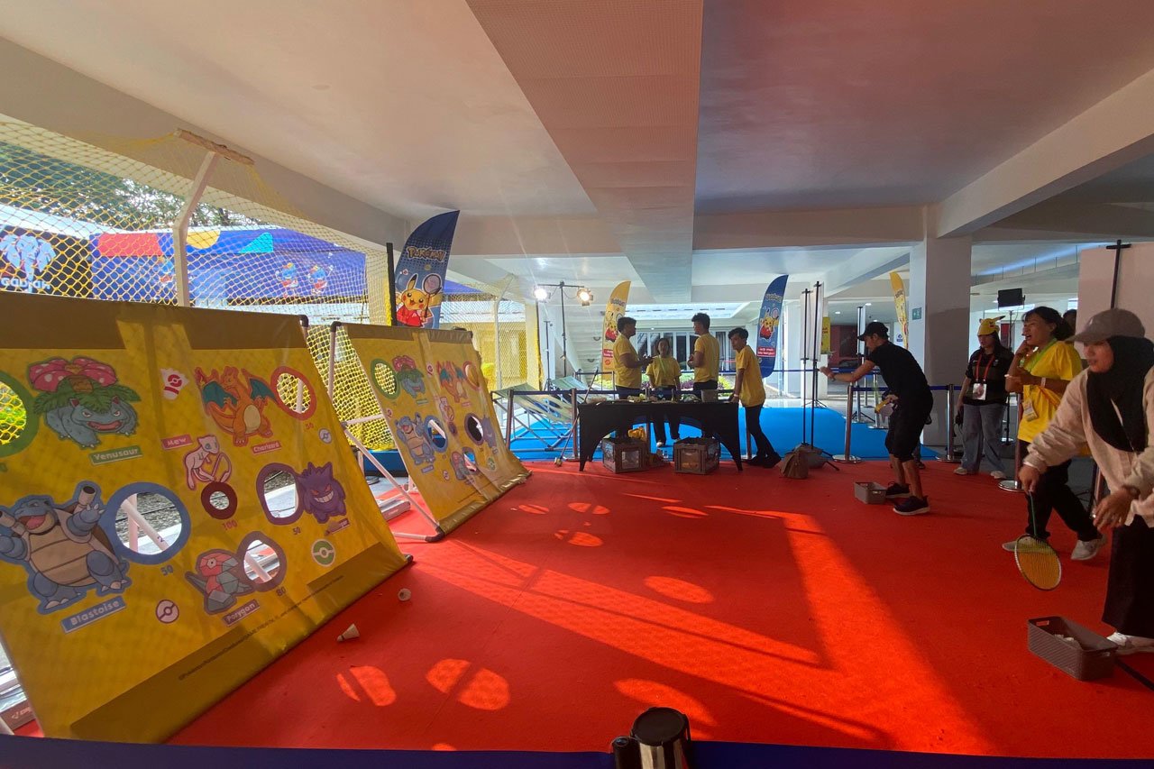Area Kids Zone yang dihadirkan di Istora Gelora Bung Karno Senayan, Jakarta, selama Polytron Indonesia Open 2026 berlangsung tak hanya diminati oleh anak-anak, tetapi juga orang dewasa (c) Bola.com/Benediktus Gerendo Pradigdo