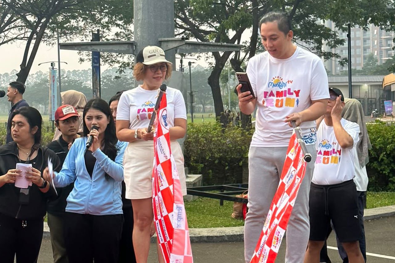 Direktur EMTEK Media, Harsiwi Achmad, hadir membuka acara dengan mengibarkan bendera start MentariTV Family Run (c) Istimewa