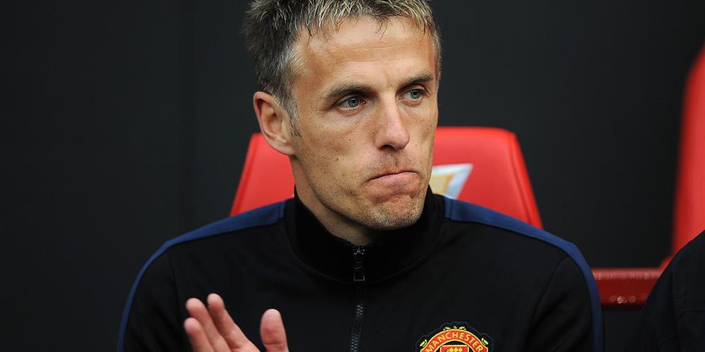 Rugikan MU, Wasit Jon Moss Dikritik Neville Rugikan MU, Wasit Jon Moss Dikritik Neville