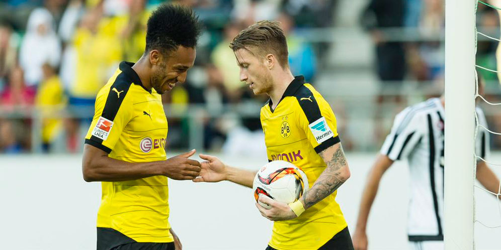 Protes Harga Tiket, Fans Dortmund Lempari Lapangan Dengan Bola Tenis Protes Harga Tiket, Fans Dortmund Lempari Lapangan Dengan Bola Tenis