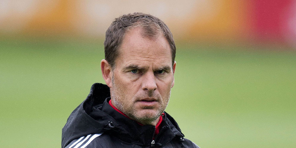 Masih Cedera, De Boer Pimpin Latihan Ajax Sambil Kendarai Mobil! Masih Cedera, De Boer Pimpin Latihan Ajax Sambil Kendarai Mobil!