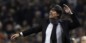 Aksi 'Garuk-Cium' Terekam, Loew Minta Maaf Aksi 'Garuk-Cium' Terekam, Loew Minta Maaf