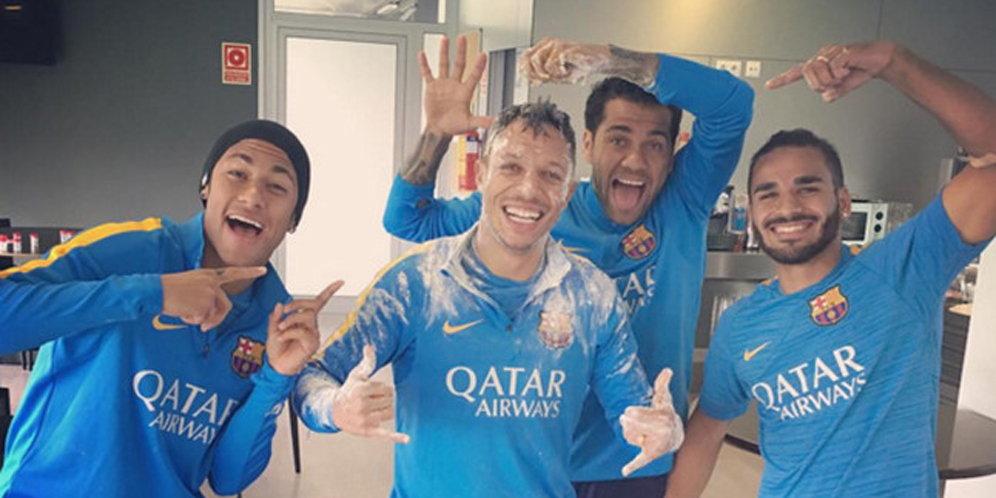 Skuat Barca Rayakan Ulang Tahun Adriano ala Indonesia Skuat Barca Rayakan Ulang Tahun Adriano ala Indonesia