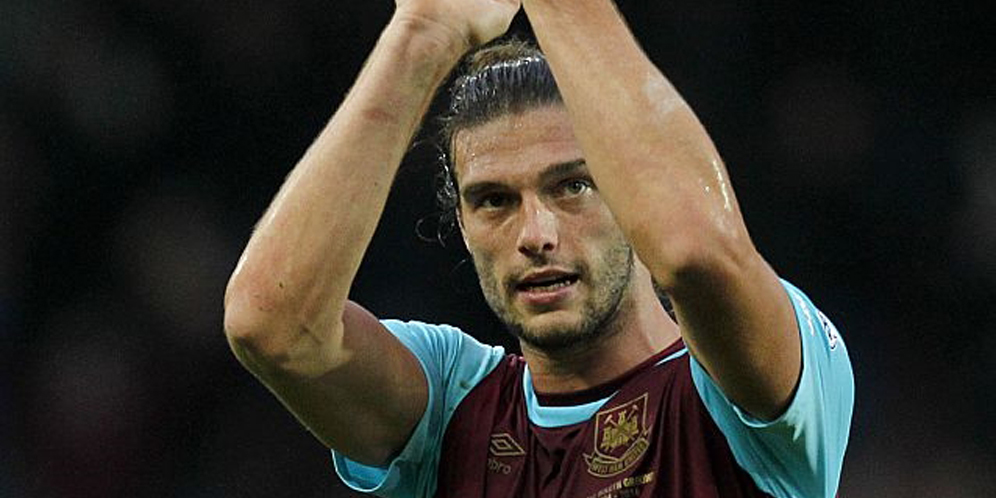 Mabuk, Fans Chelsea Lempar Andy Carroll dengan Botol Anggur Mabuk, Fans Chelsea Lempar Andy Carroll dengan Botol Anggur