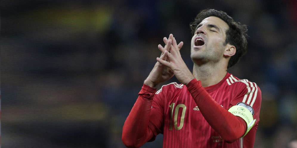 Prihatin Paris, Fabregas Letakkan Bola di Kedubes Prancis Prihatin Paris, Fabregas Letakkan Bola di Kedubes Prancis