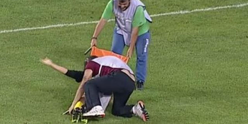 Komedi Lapangan Hijau dari Yunani, Dijamin Ngakak