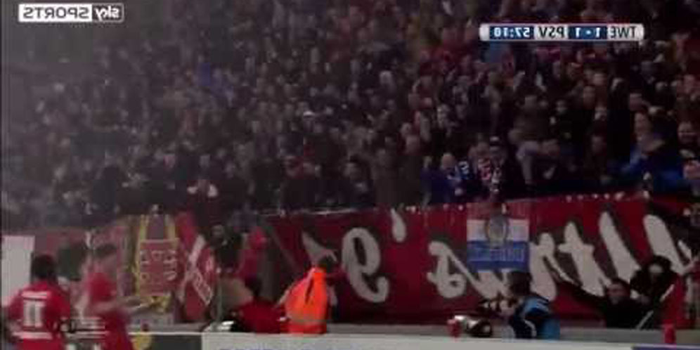 Ingin Selebrasi Epik, Pemain Twente Ini Malah Nyungsep 