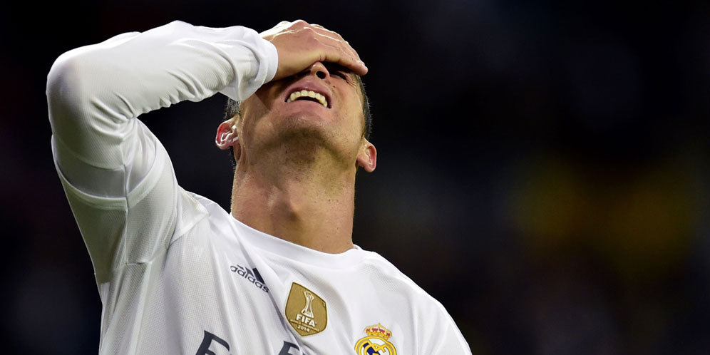 Ouch! Mau Pamer Trik Maut, Ronaldo Malah Jatuh Tersungkur Ouch! Mau Pamer Trik Maut, Ronaldo Malah Jatuh Tersungkur