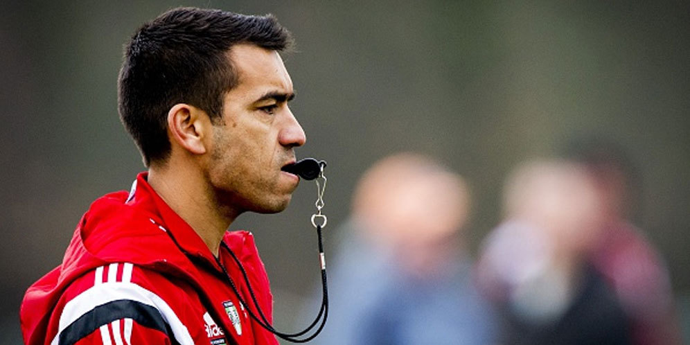Van Bronckhorst Anggap Mourinho dan MU Kurang Beruntung Van Bronckhorst Anggap Mourinho dan MU Kurang Beruntung