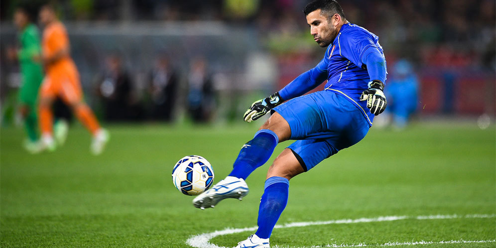 Dua Blunder Konyol dalam Satu Laga dari Kiper Klub Milik Bakrie Dua Blunder Konyol dalam Satu Laga dari Kiper Klub Milik Bakrie