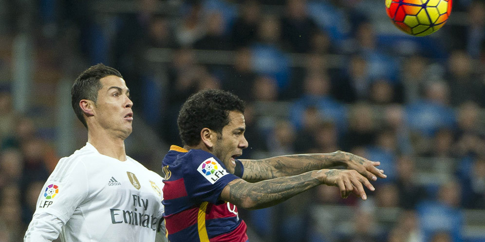 Siku Ronaldo Hantam Kepala Alves (Sengaja?) Siku Ronaldo Hantam Kepala Alves (Sengaja?)