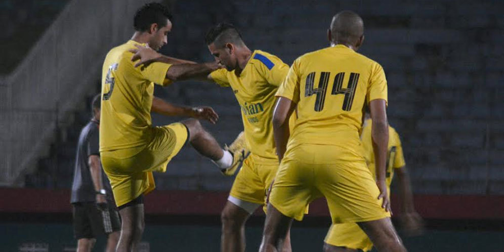 Surabaya United Yakin Fit 100 Persen Surabaya United Yakin Fit 100 Persen