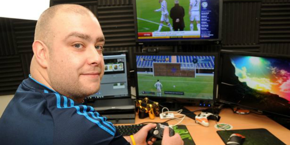 Wow! Pria Ini Seharian Main Game FIFA, Dibayar Pula Wow! Pria Ini Seharian Main Game FIFA, Dibayar Pula