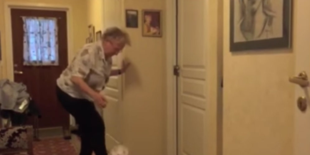 Juggling Nenek 90 Tahun Ini Tak Kalah dari Messi Juggling Nenek 90 Tahun Ini Tak Kalah dari Messi